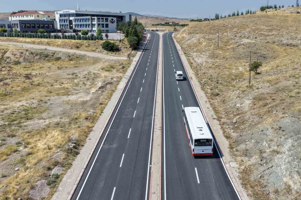 KONYA’NIN MERKEZ MERAM İLÇE BELEDİYESİ, UZAK MAHALLELERDEKİ ÖNEMLİ ULAŞIM AKSLARINI YENİLEMEYE...