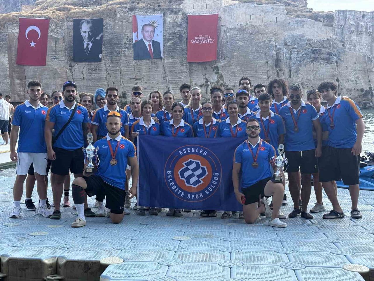 ESENLER BELEDİYESİ SPOR KULÜBÜ, GAZİANTEP’TE DÜZENLENEN TÜRKİYE DRAGON BOT YARIŞLARI’NDAN İKİ...
