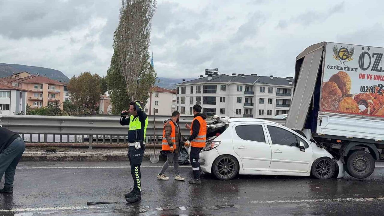 KÜTAHYA'DA TIR, OTOMOBİL VE AÇIK KASA KAMYONETİN KARIŞTIĞI ZİNCİRLEME TRAFİK KAZASINDA 1 KİŞİ...