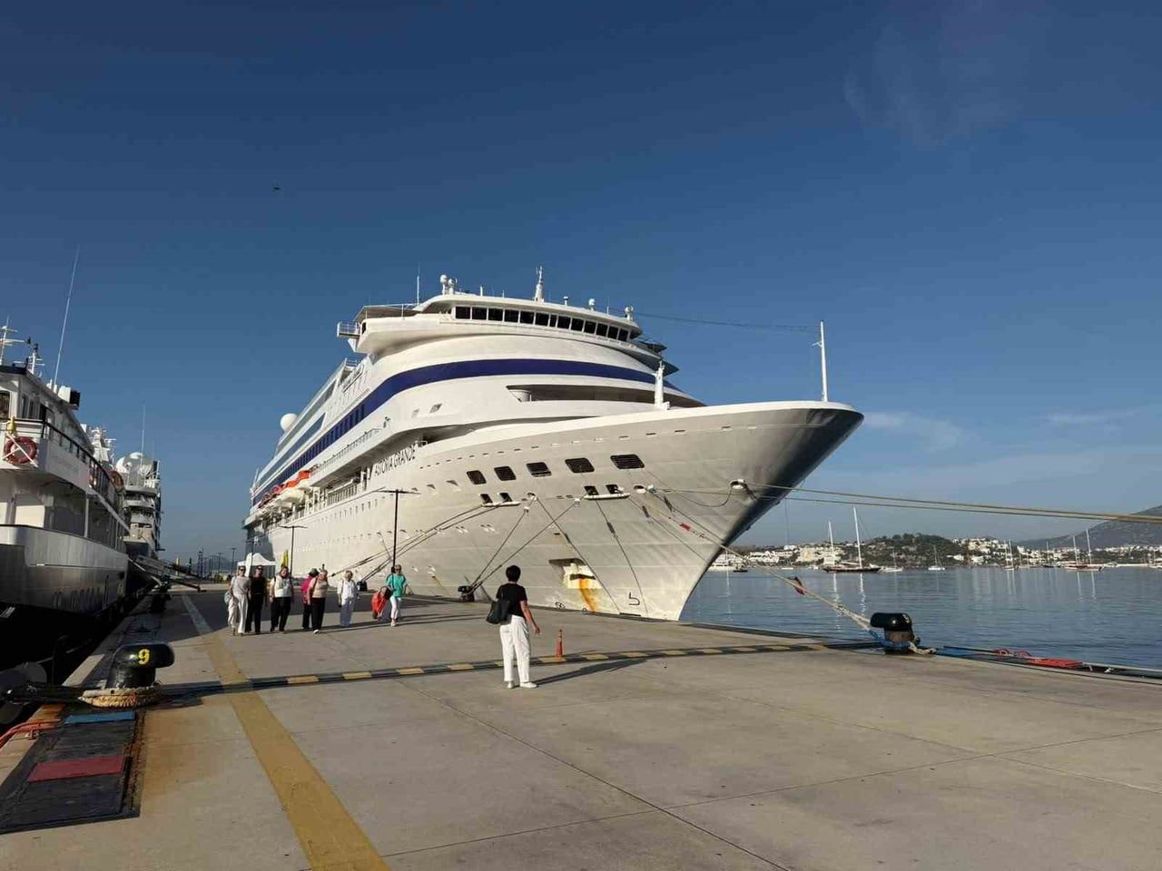 BODRUM’A ÜÇ KRUVAZİYER GEMİSİYLE 650 TURİST GELDİ