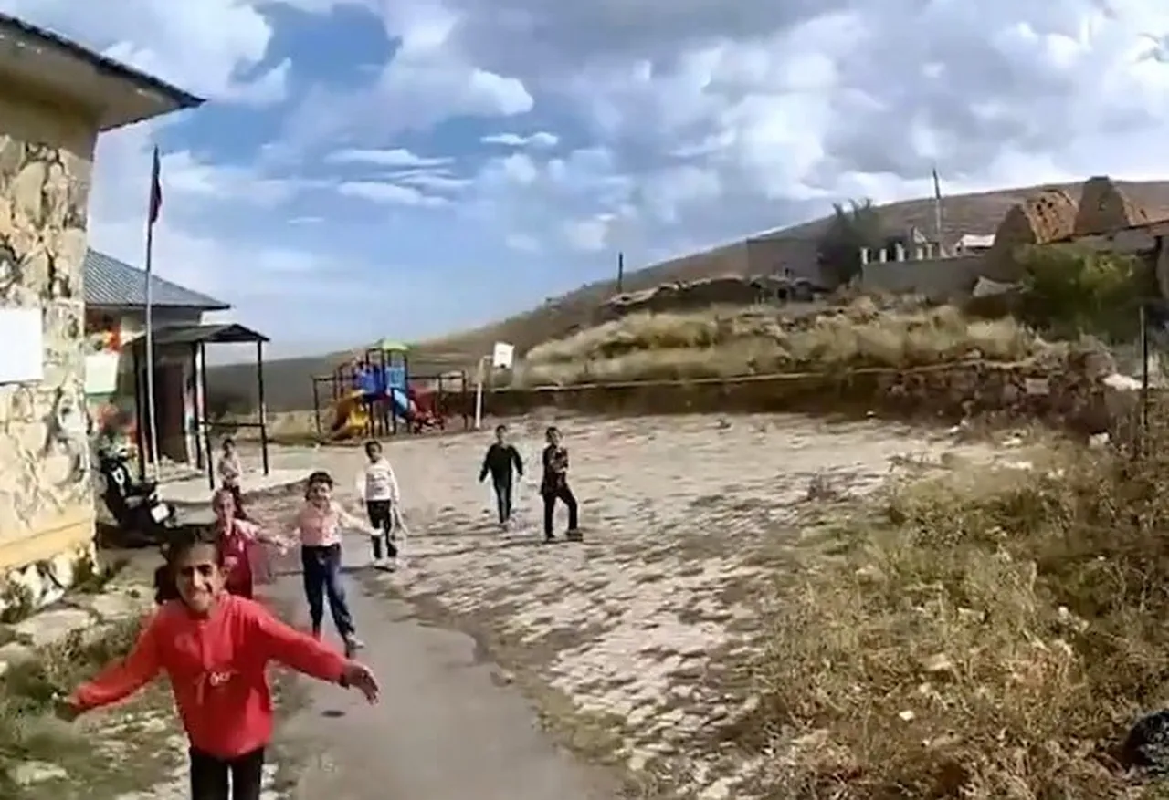 BÖREKLİ KÖYÜ İLKOKULU ÇEVRESİNDE EMNİYET VE ASAYİŞ UYGULAMASI YÜRÜTEN JANDARMA EKİPLERİ...