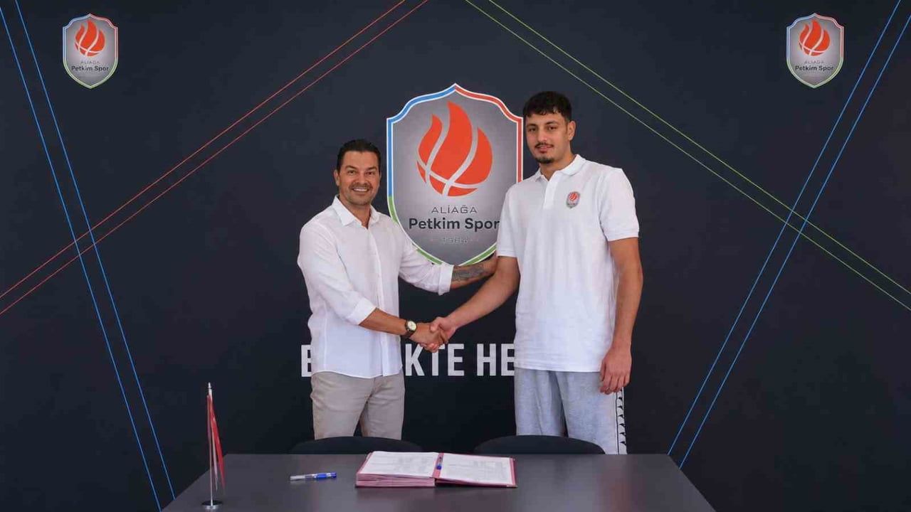 ALİAĞA PETKİMSPOR, OSMAN NURVEREN’İ KADROSUNA KATTI (SOLDAKİ ALİAĞA PETKİMSPOR GENEL MENAJERİ...