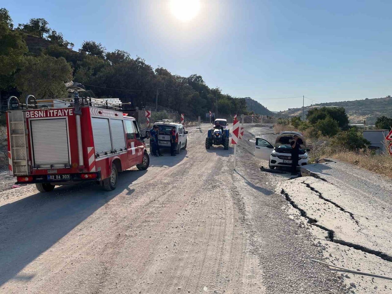 ADIYAMAN’IN BESNİ İLÇESİNDE DAHA ÖNCEDEN HEYELANIN OLDUĞU YOLDA BİR OTOMOBİL KONTROLDEN ÇIKARAK...