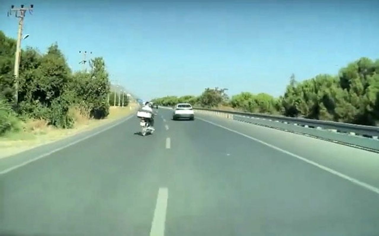 DENİZLİ-AFYONKARAHİSAR KARA YOLUNDA SEYİR HALİNDE OLAN OTOMOBİLİN ÖNÜNE BİR ANDA ÇIKAN MOTOSİKLET...