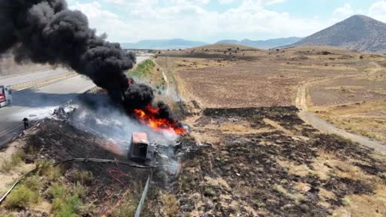 Madeni yağ yüklü tır şarampole devrildi, şoför yanarak hayatını kaybetti