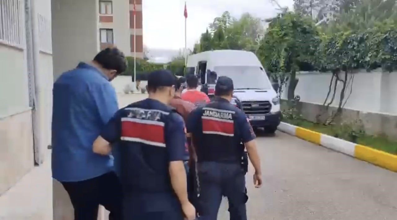 TOKAT MERKEZLİ 7 İLDE DÜZENLENEN DOLANDIRICILIK OPERASYONUNDA GÖZALTINA ALINAN 11 ŞÜPHELİDEN 4’Ü...