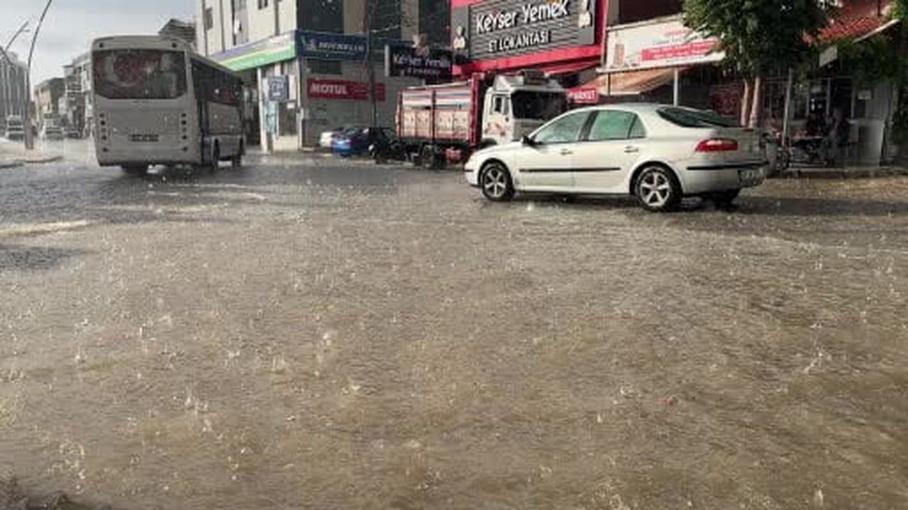 Uşak’ta sağanak yolları göle çevirdi
