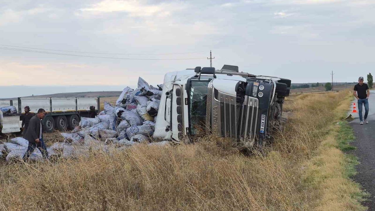 YOZGAT’IN SORGUN İLÇESİNDE MEŞE KÖMÜRÜ YÜKLÜ TIR DEVRİLDİ. -