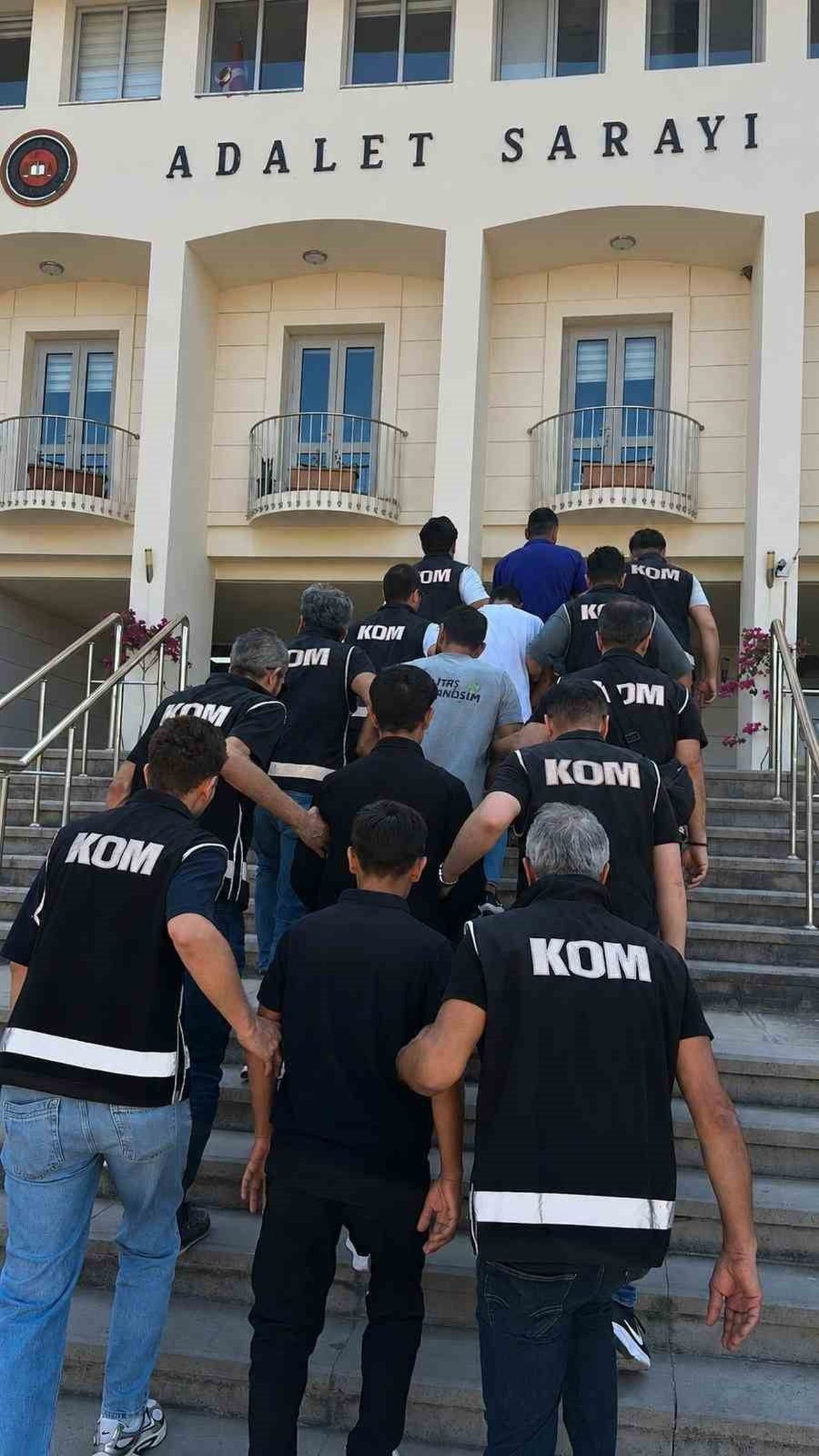MUĞLA’NIN BODRUM İLÇESİNDE BİR KİŞİYİ YABANCI TELEFON HATTI ÜZERİNDEN TEHDİT ETTİKLERİ ÖNE SÜRÜLEN...