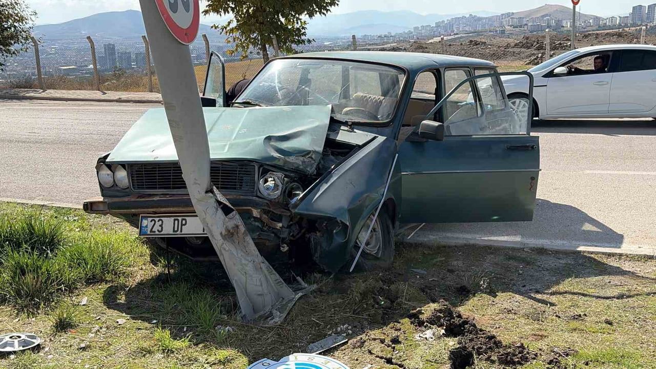 ELAZIĞ’DA OTOMOBİLİN AYDINLATMA DİREĞİNE ÇARPMASI SONUCU 2 KİŞİ YARALANDI.