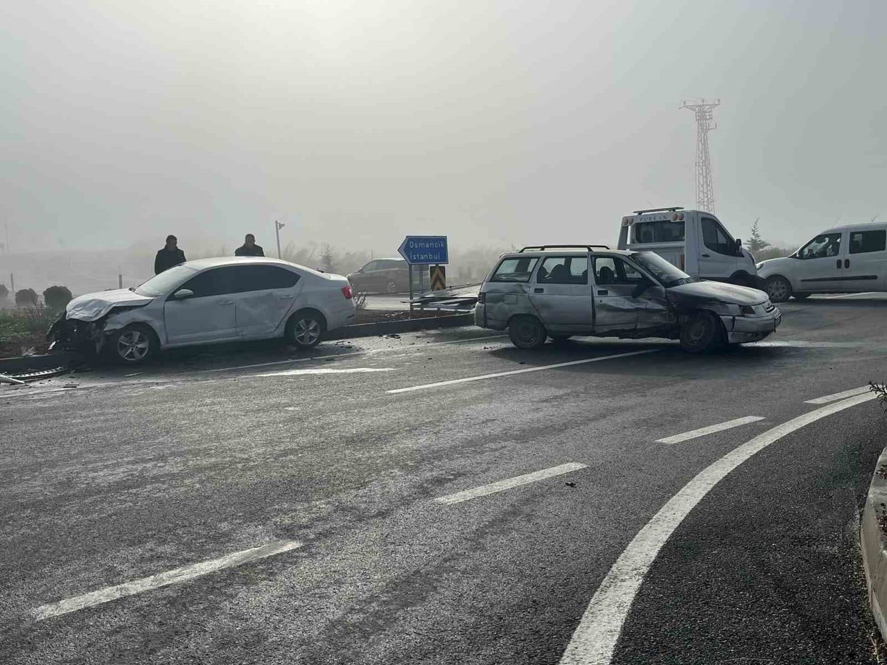 ÇORUM'DA İKİ OTOMOBİLİN ÇARPIŞMASI NETİCESİNDE MEYDANA GELEN TRAFİK KAZASINDA 3 KİŞİ...