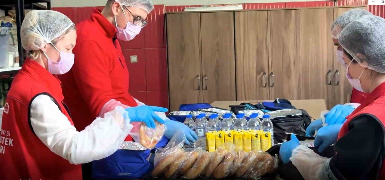 "ÇOCUKLARIMIZ İÇİN BESLENME ÇANTASI" PROJESİ KAPSAMINDA GÜNDE 300 ÇOCUĞA BESLENME DESTEĞİ...