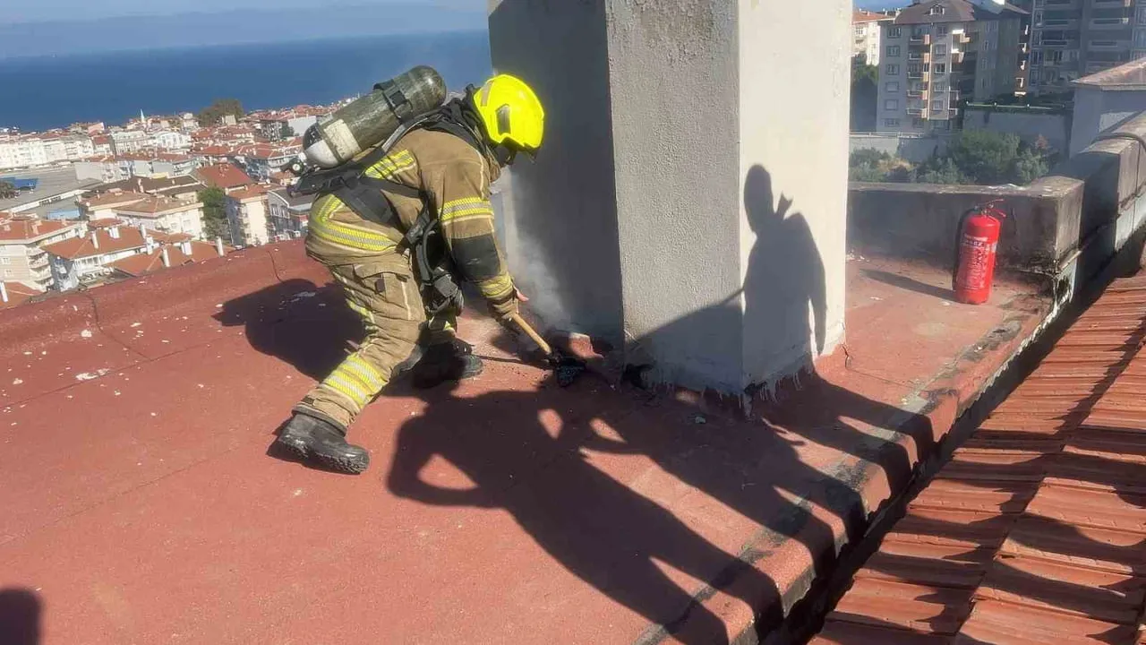 BURSA’NIN MUDANYA İLÇESİNDE BİR SİTENİN ÇATI KISMINDA TADİLAT ÇALIŞMALARININ ARDINDAN ÇIKAN YANGIN...