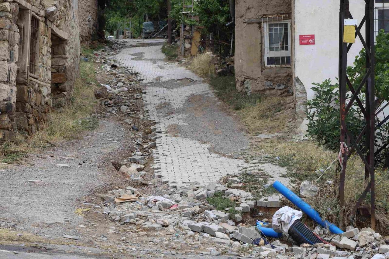 YAHYALI’DA HAFTA SONU ETKİLİ OLAN YAĞIŞLARIN ARDINDAN DEREBAĞ MAHALLESİ’NDE YAŞANAN...