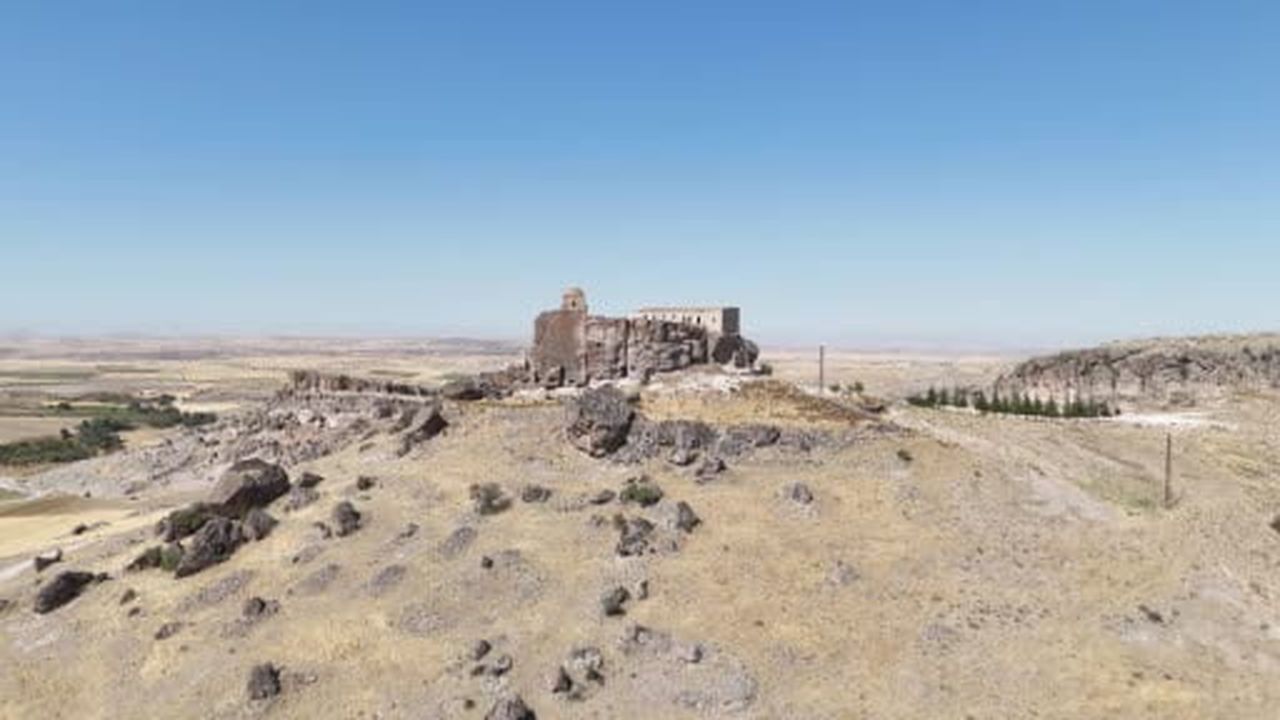 Yüksek Kilise yerli ve yabancı turistleri ağırlamaya devam ediyor