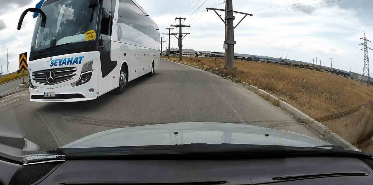 TERS YÖNDEN ÇIKAN YOLCU OTOBÜSÜ TEPKİ ÇEKTİ