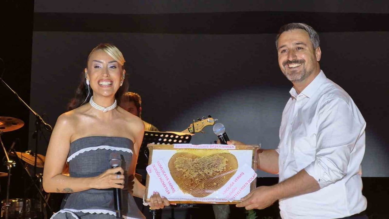 KUMLUCA BELEDİYE BAŞKANI MUSTAFA BOZKURT, SANATÇI HANDE ÜNSAL'A KALP ŞEKLİNDE KESTANE BALI BAL...