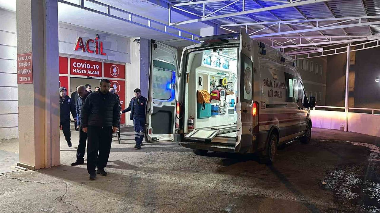 YARALILAR, AMBULANSLARLA SİVEREK DEVLET HASTANESİ’NE KALDIRILARAK TEDAVİ ALTINA ALINDI.