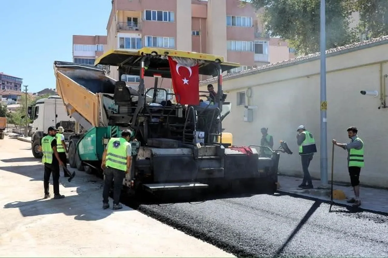 BİLECİK'TE SICAK ASFALT SERİMİ BAŞLADI
