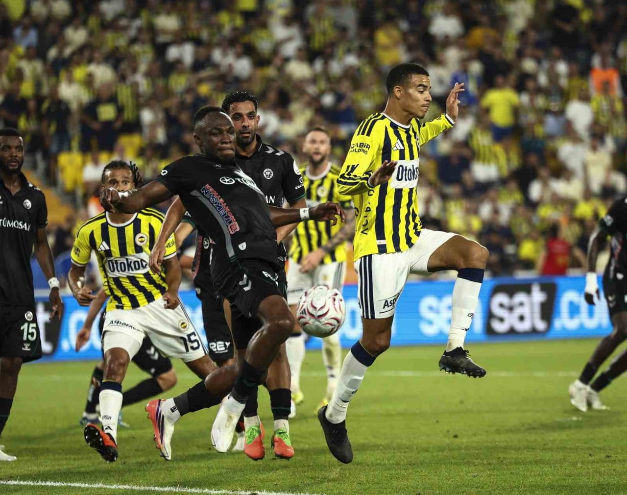 TRENDYOL SÜPER LİG'İN 2. HAFTASINDA FENERBAHÇE, EVİNDE KARŞILAŞTIĞI KONYASPOR'U 4-2 MAĞLUP...