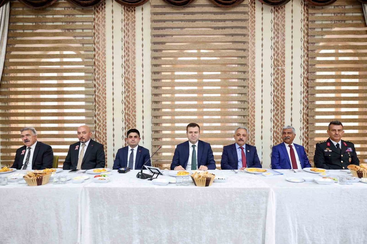 VALİ AKMEŞE, MUHTARLAR GÜNÜ’NDE MUHTARLARLA BULUŞTU