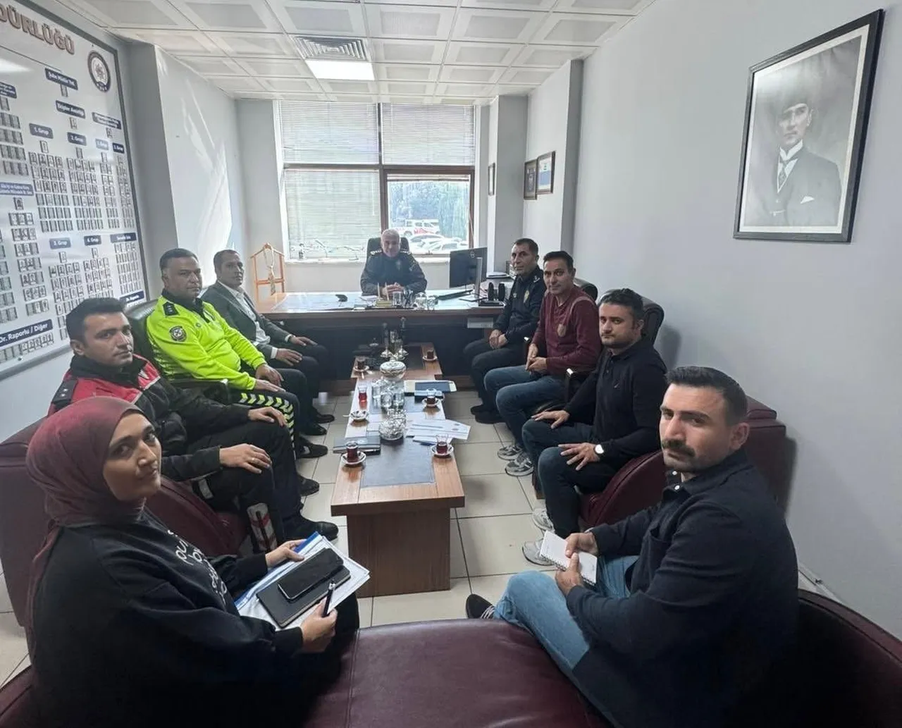 DÜZCE İL EMNİYET MÜDÜRÜ İBRAHİM ERGÜDER, ASAYİŞ ŞUBE MÜDÜRLÜĞÜNÜ ZİYARET EDEREK GÖREVLİ PERSONELLE...