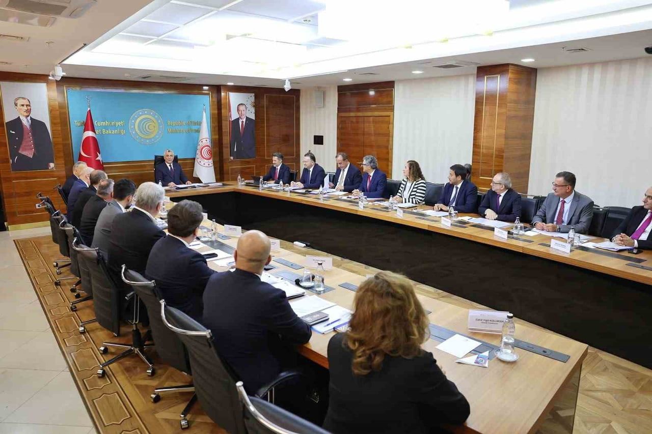 TİCARET BAKANI ÖMER BOLAT, HİZMET İHRACATÇILARIYLA BİR ARAYA GELDİ. TÜRKİYE'NİN 2025 YILINDA 122,6...