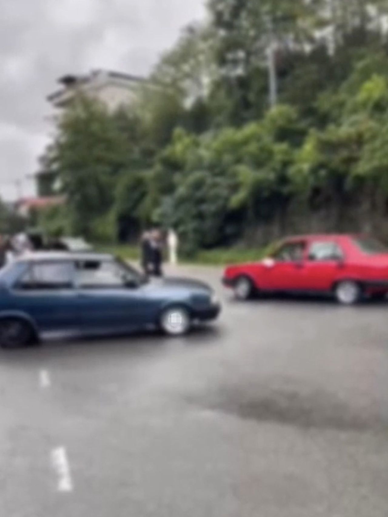 TRABZON’UN SÜRMENE İLÇESİNDE KAVŞAKTA DRİFT YAPARAK TRAFİK GÜVENLİĞİNİ TEHLİKEYE DÜŞÜREN 2...