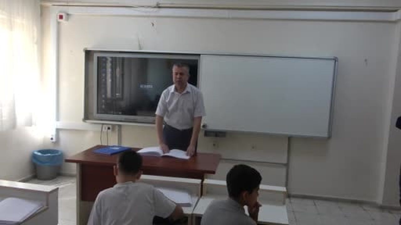 Alpay öğretmen, öğrencilerine gönül gözüyle yol gösteriyor