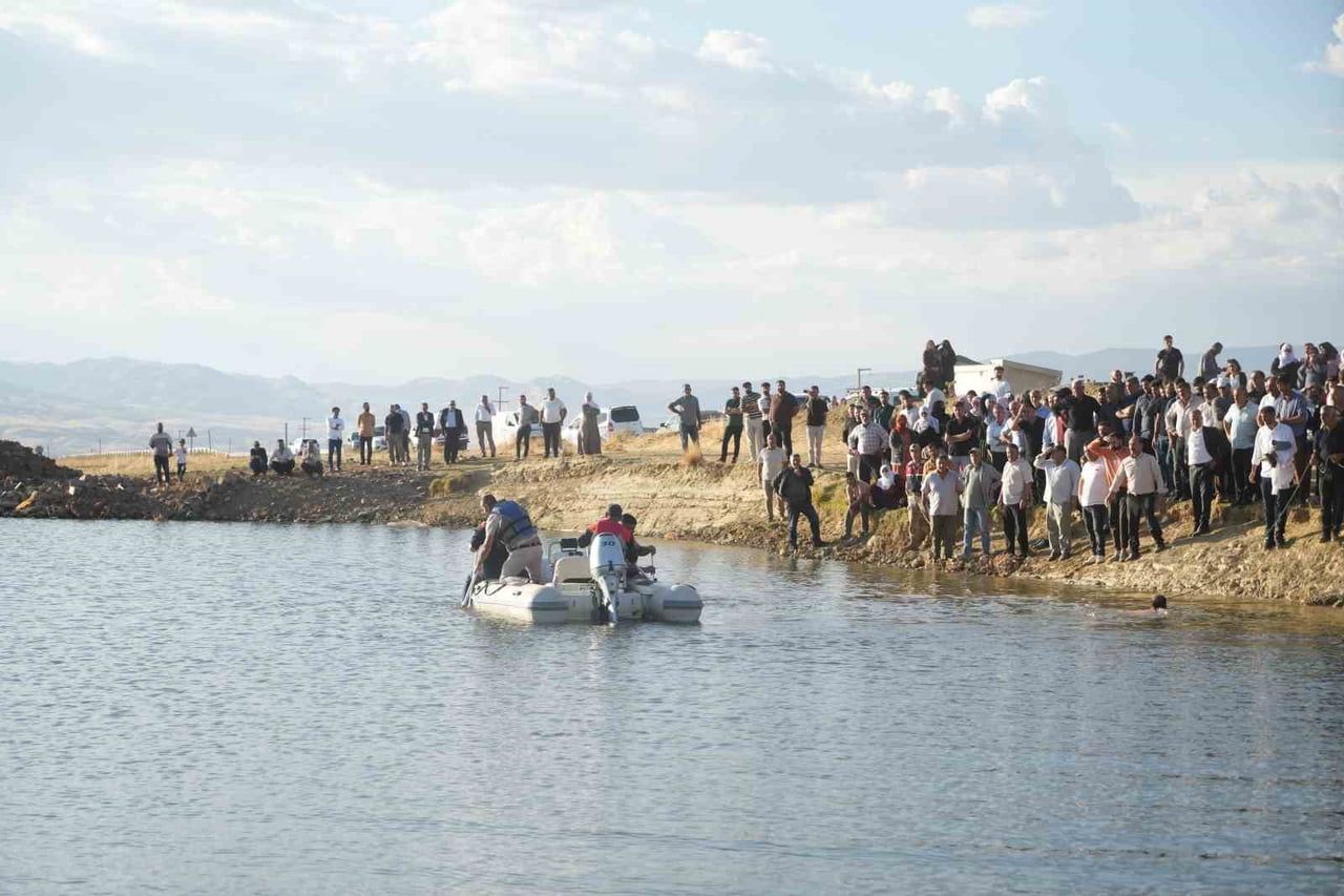 MUŞ’TA GÖLETE GİREN 13 YAŞINDAKİ İSMAİL AYHAN, ARAMA ÇALIŞMALARI SONUCU SUDAN ÇIKARILARAK...
