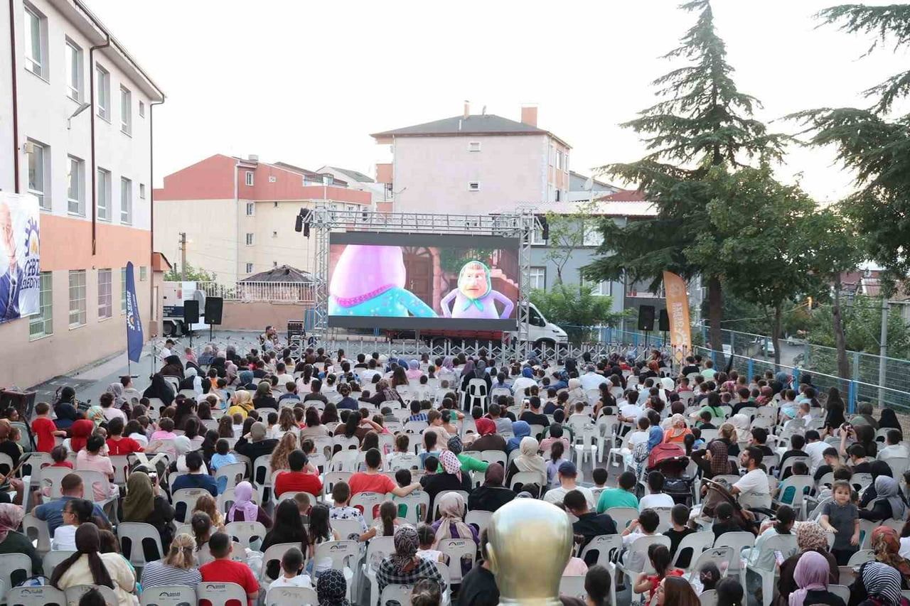 GEBZE'DE YAZ ETKİNLİKLERİ KAPSAMINDA DÜZENLENEN "MAHALLEMDE SİNEMA VAR" PROGRAMI KÖŞKLÜÇEŞME...