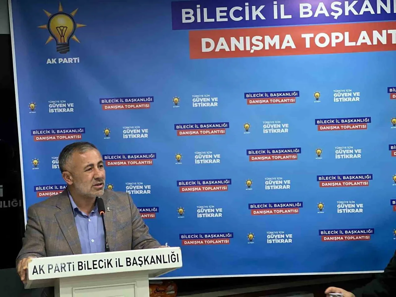 AK PARTİ BİLECİK’TE DANIŞMA MECLİSİ TOPLANTISI GERÇEKLEŞTİRİLDİ AK PARTİ BİLECİK İL BAŞKANI SERKAN...