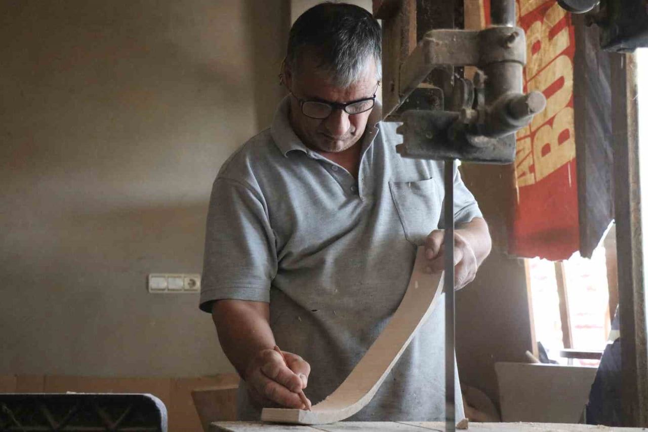 AHŞABI ÇİZEREK, KESEREK, OYARAK VE BİR ARAYA GETİREREK SANAT ESERİNE DÖNÜŞTÜREN BEREKET'İN...