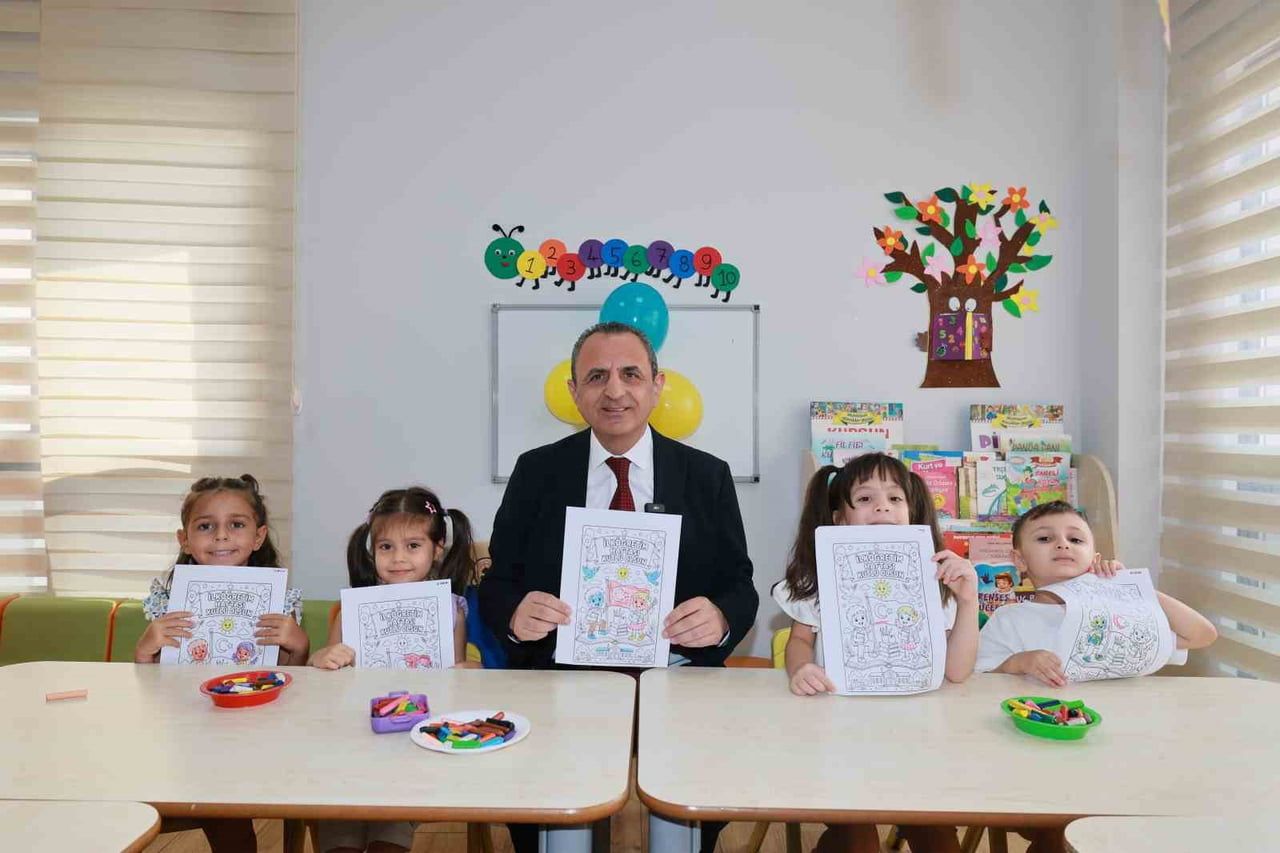 YÜREĞİR BELEDİYE BAŞKAN VEKİLİ TARIK ÖZÜNAL, 2026-2027 EĞİTİM ÖĞRETİM YILININ İLK GÜNÜNDE MİNİK...