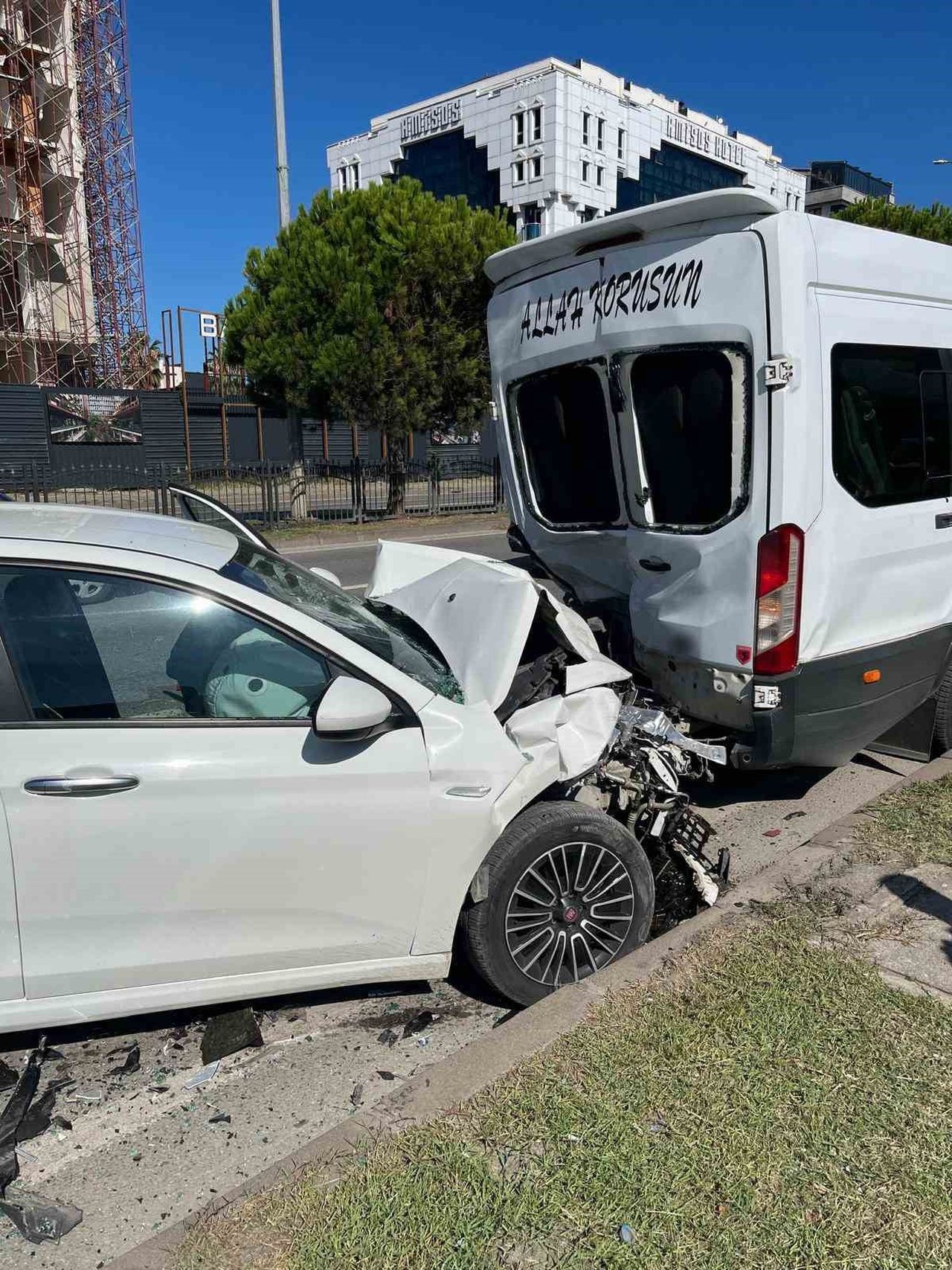 SAMSUN’UN ATAKUM İLÇESİNDE OTOMOBİLİN MİNİBÜSE ARKADAN ÇARPMASI SONUCU 4 KİŞİ...
