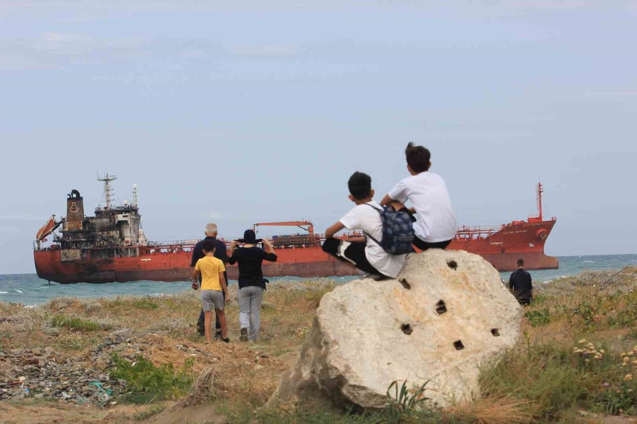 DRON SALDIRISI SONRASI SAMSUN’DA KARAYA OTURAN GEMİ, HAVADAN GÖRÜNTÜLENDİ.KIYIYA VURAN DEV GEMİ...