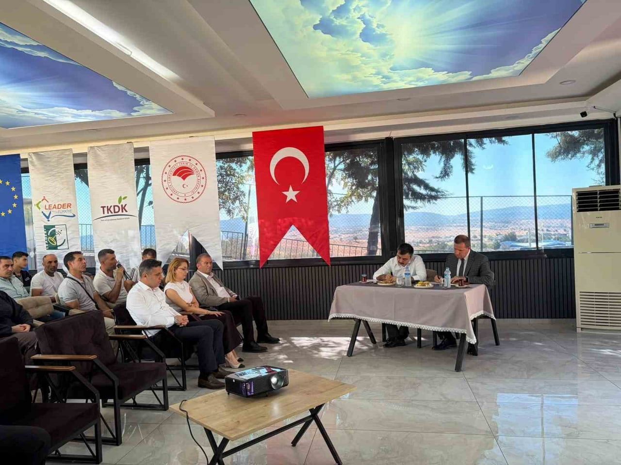 DİCLE’DE İLÇENİN TURİSTİK ALANLARININ GÖSTERİMİ TOPLANTISI YAPILDI.