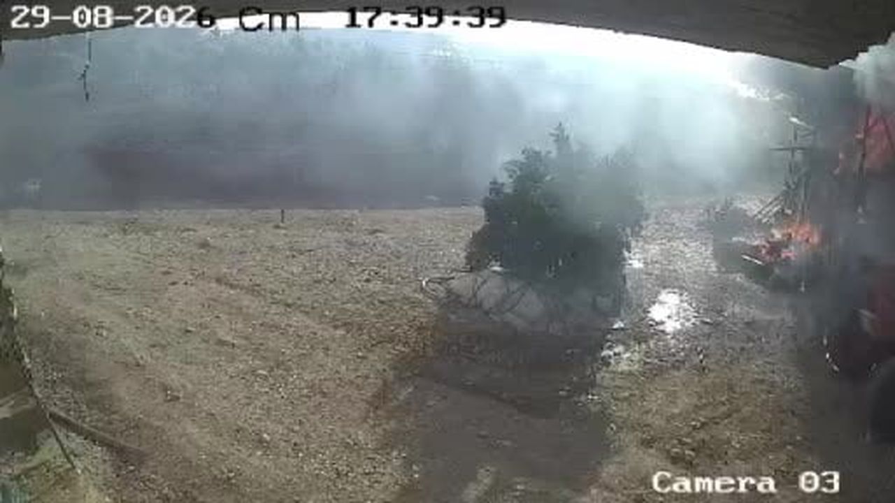 Alev topuna dönen traktörün, sürücüsüz halde hareket ettiği anlar güvenlik kamerasında