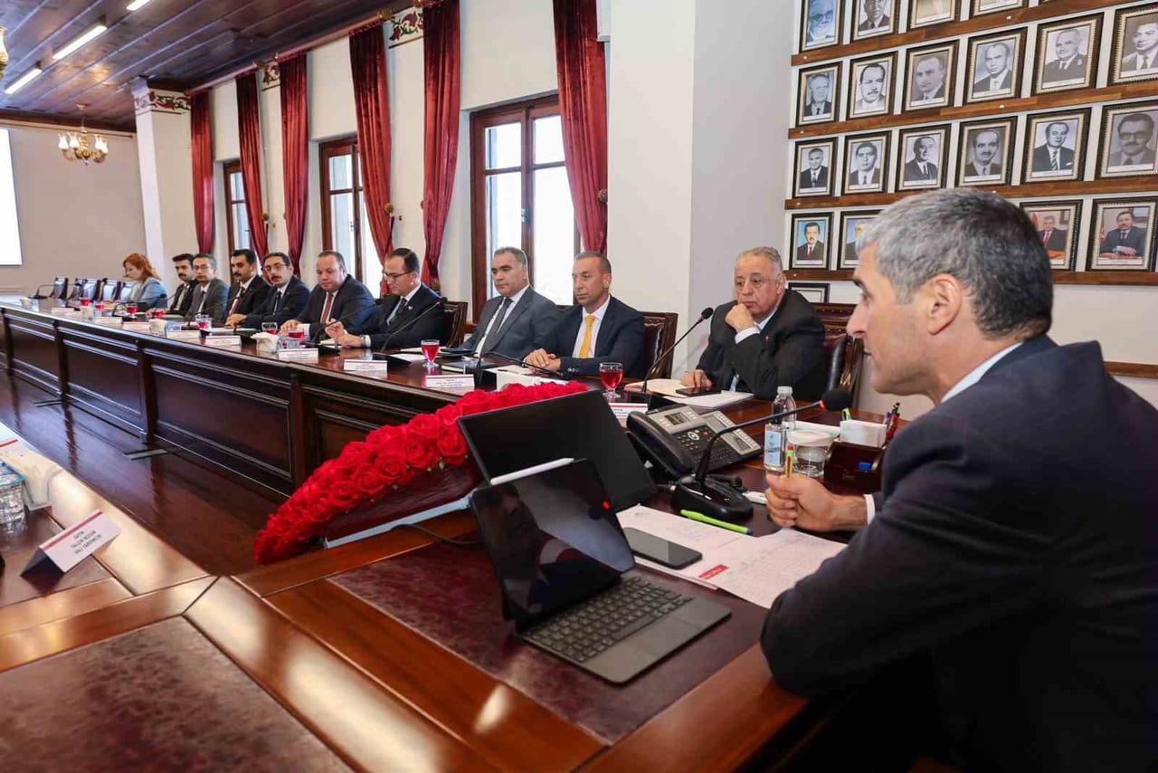 AFYONKARAHİSAR VALİSİ DR. NACİ AKTAŞ, KAMU HİZMETLERİNDE HIZ, ETKİNLİK VE KOORDİNASYONUN ÖNEMİNE...