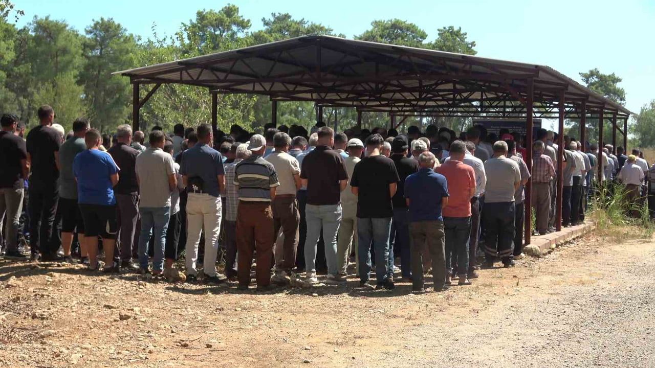 ANTALYA’NIN AKSU İLÇESİNDE DEVAM EDEN YANGINDA YEŞİLKARAMAN MAHALLESİ’Nİ SARAN ALEVLER NEDENİYLE...