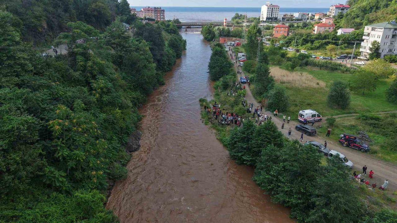 GİRESUN'UN GÖRELE İLÇESİ HAMZALI KÖYÜNDE ŞİDDETLİ YAĞIŞ SONRASI ANNESİ İLE BİRLİKTE SEL SULARINA...