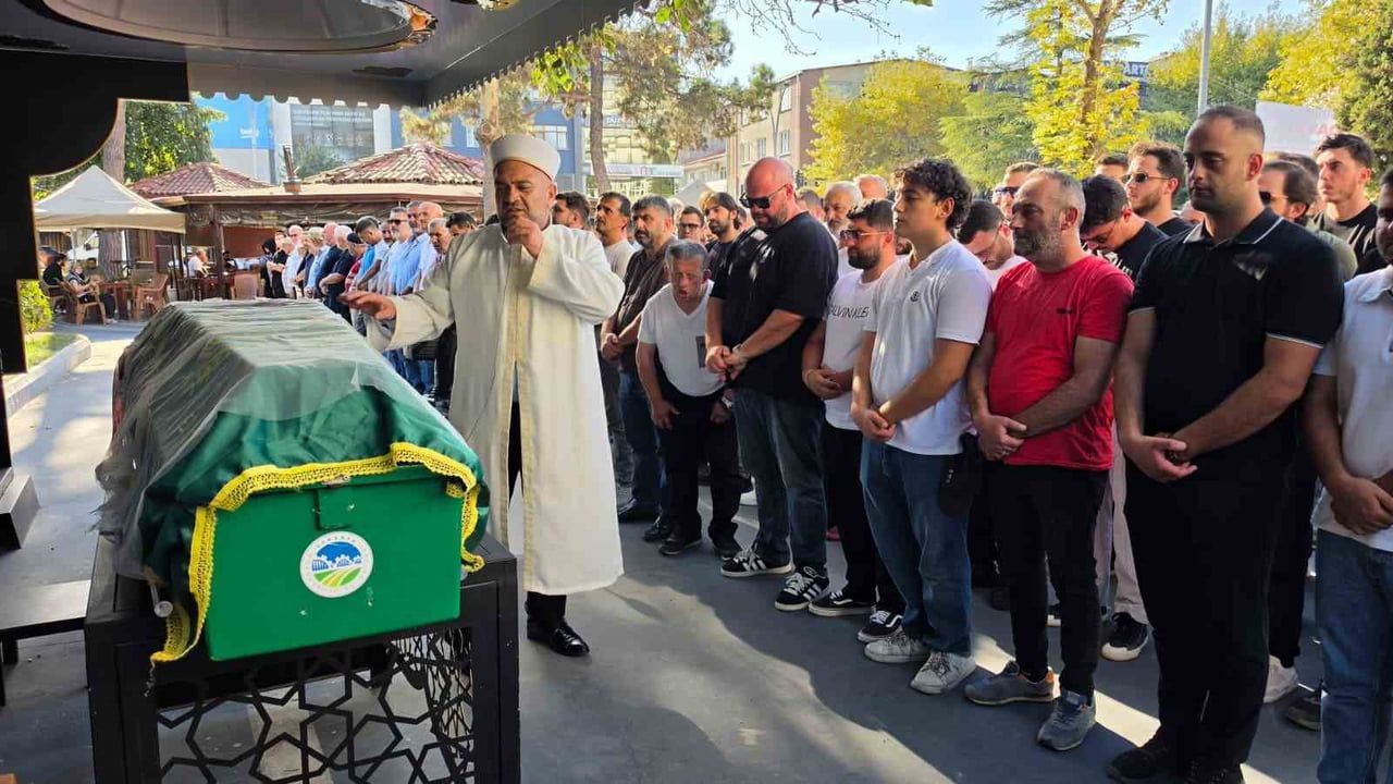 SAKARYA'DA YOLUN KARŞI TARAFINA GEÇMEK İSTERKEN OTOMOBİLİN ÇARPMASI SONUCU HAYATINI KAYBEDEN BEGÜM...