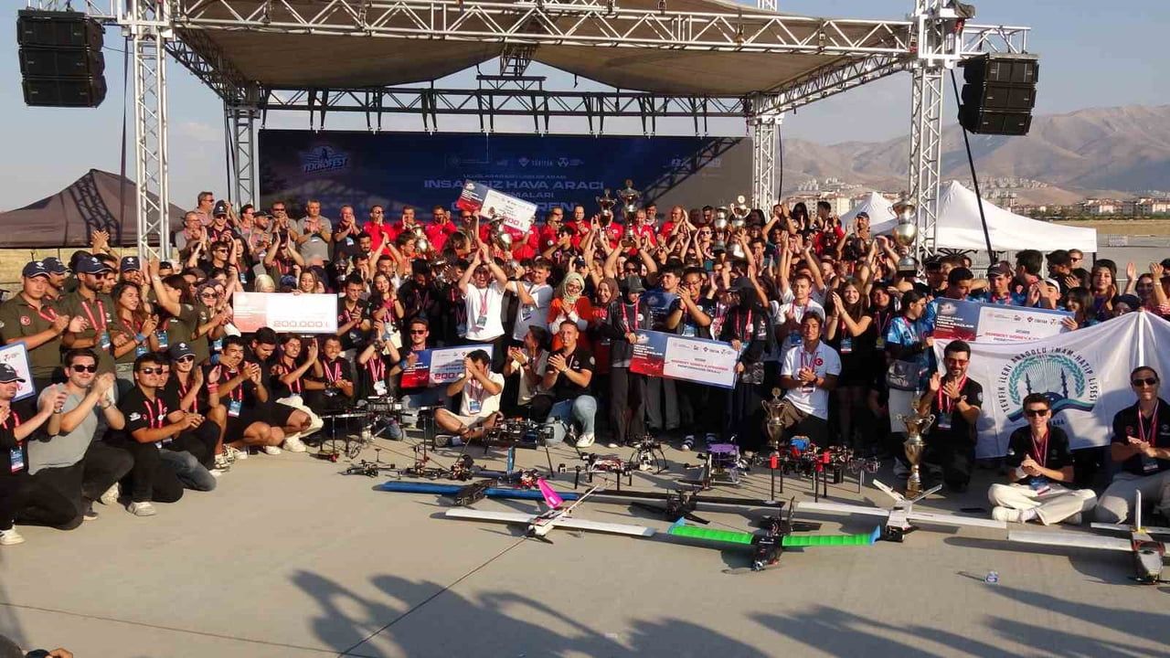 TEKNOFEST KAPSAMINDA MALATYA'DA DÜZENLENEN ULUSLARARASI VE LİSELER ARASI İNSANSIZ HAVA ARAÇLARI...