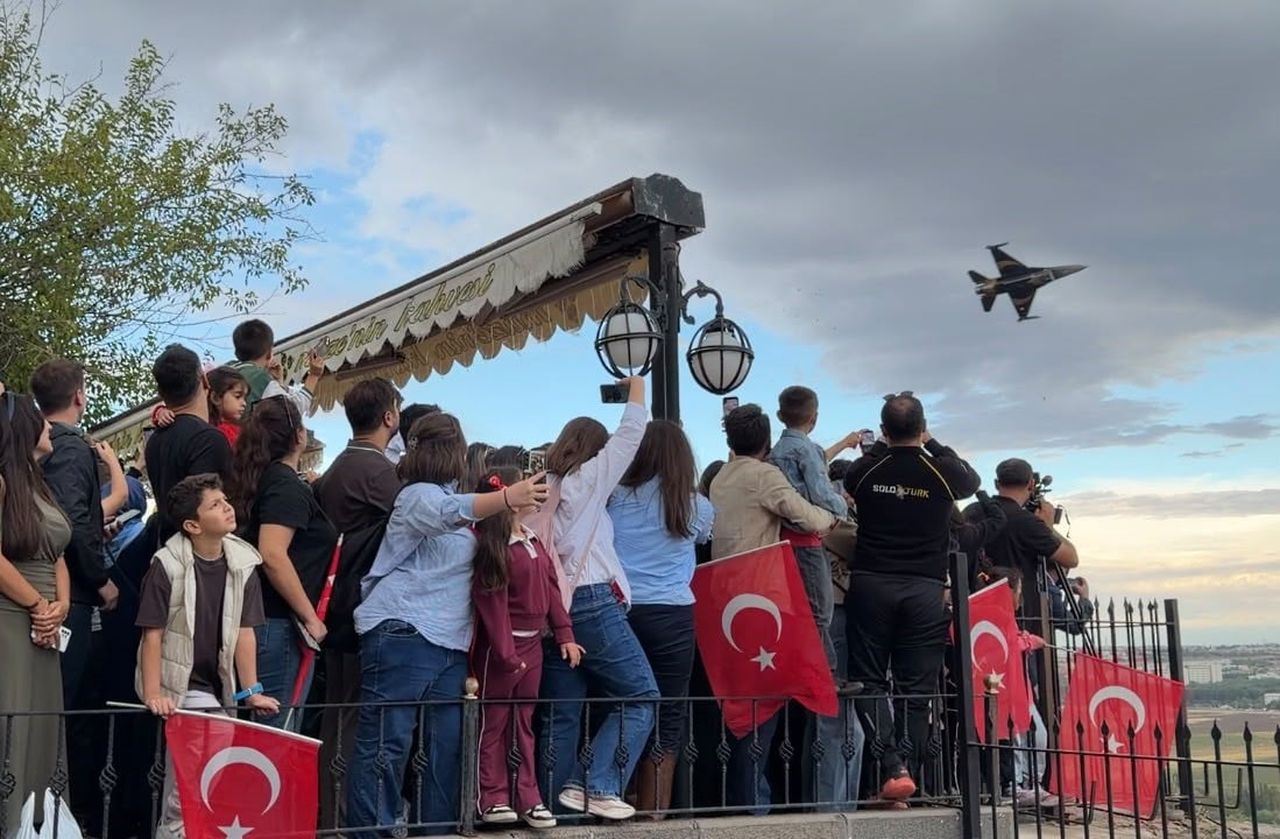 TÜRK HAVA KUVVETLERİ’NİN GÖSTERİ EKİBİ SOLOTÜRK, DİYARBAKIR’IN TARİHİ MEKANLARI ARASINDA YER ALAN...