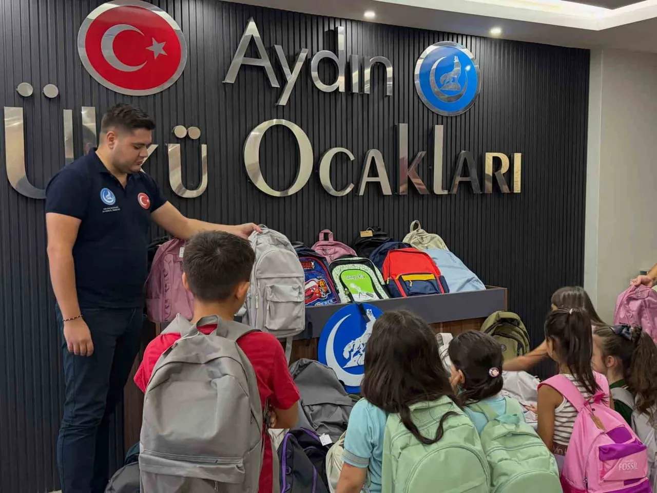 ÜLKÜ OCAKLARI AYDIN İL BAŞKANLIĞI, YENİ EĞİTİM ÖĞRETİM YILININ BAŞLAMASIYLA BİRLİKTE ÖĞRENCİLERE...