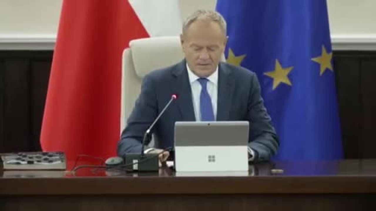 Polonya Başbakanı Donald Tusk, Skarzysko-Kamienna kentindeki insansız hava aracı üreten tesisteki...
