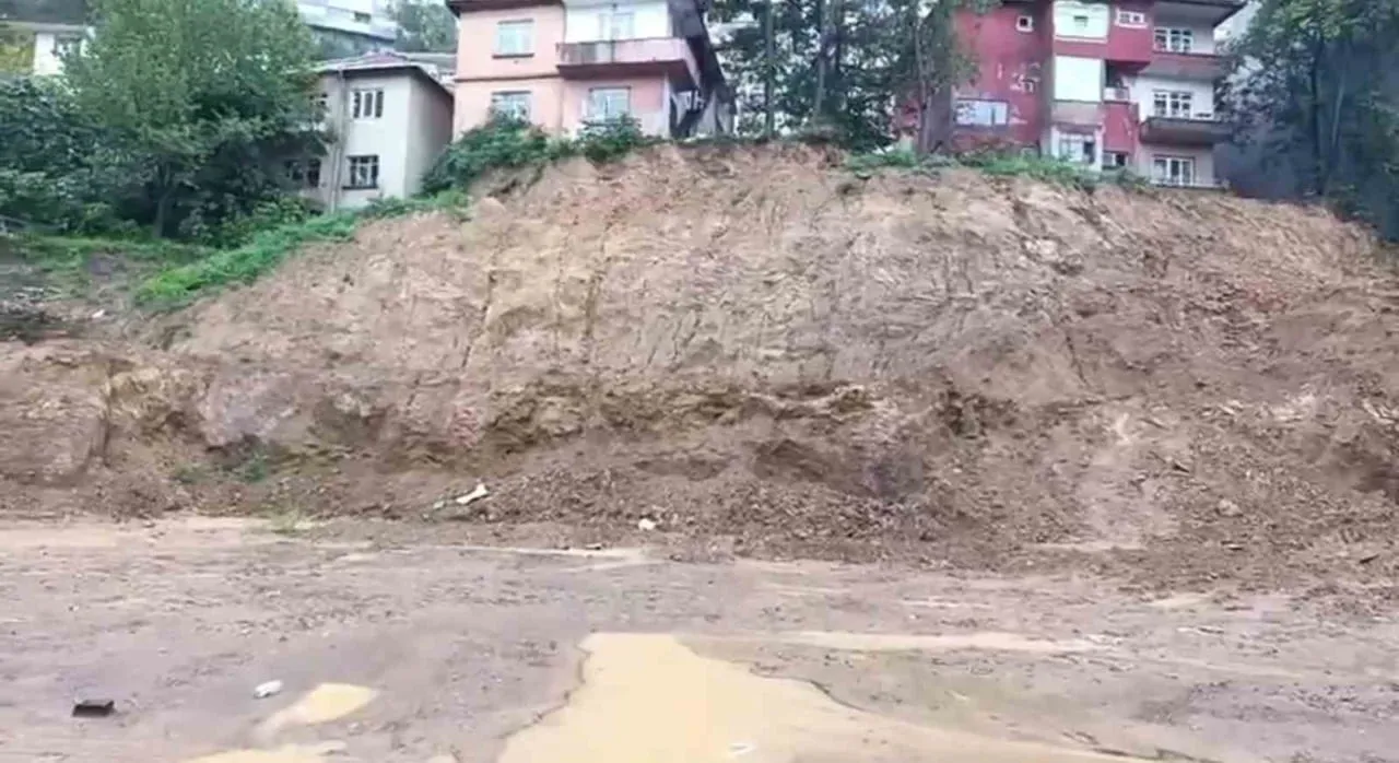 ZONGULDAK'TA ŞİDDETLİ YAĞIŞIN ARDINDAN HEYELAN MEYDANA GELDİ.