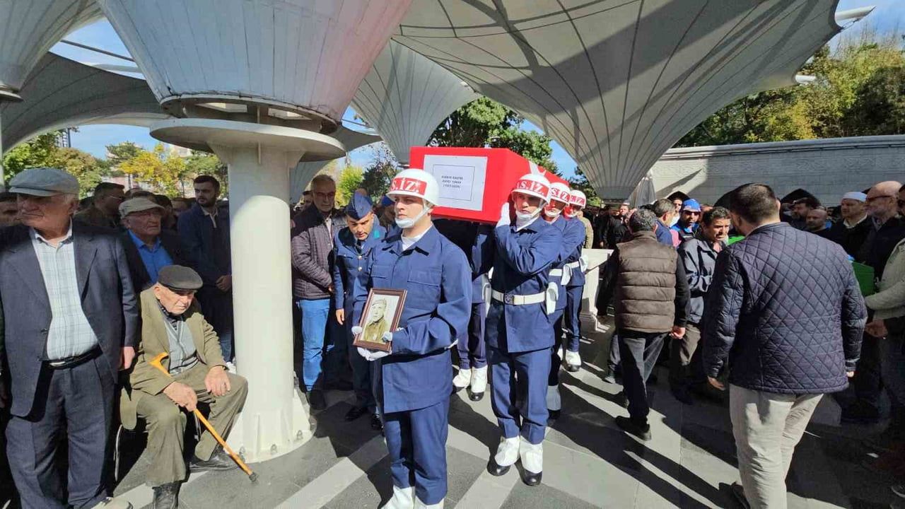 KAYSERİ'DE GEÇİRDİĞİ RAHATSIZLIK SONUCU HAYATINI KAYBEDEN KIBRIS GAZİSİ, ASKERİ TÖREN İLE SON...