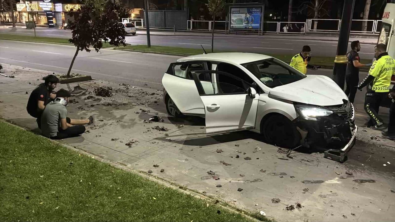 SİVAS’TA MEYDANA GELEN TRAFİK KAZASINDA KONTROLDEN ÇIKAN OTOMOBİL AYDINLATMA DİREĞİNE SAPLANDI....