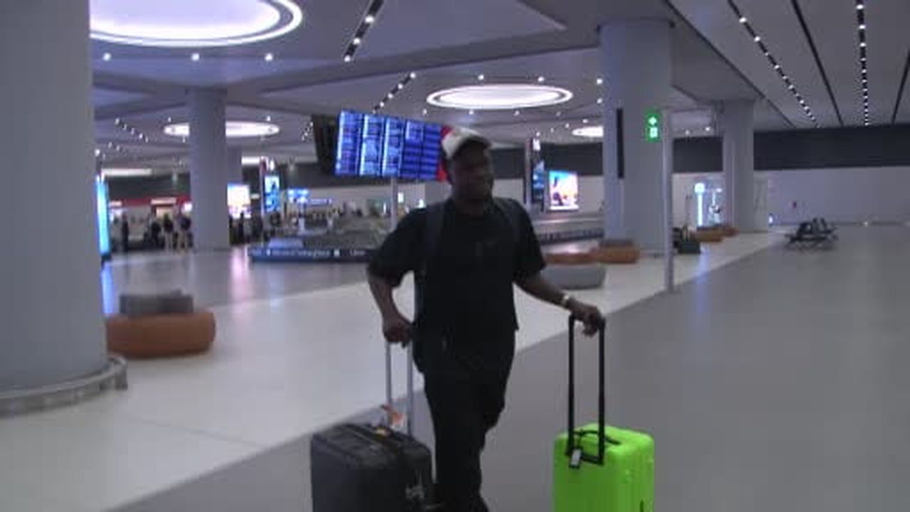 Beşiktaşlı futbolcu Junior Olaitan, milli takım dönüşünde İstanbul Havalimanı’nda taraftarların...